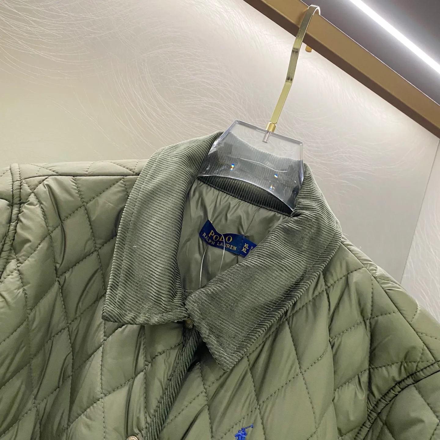 P340 Ralpah Lauren/Ralph Lauren diamond plaid lapel veteran cotton jacket, same style for men and women, British retro style, classic diamond Henry lapel thin cotton jacket, simple yet stylish, corduroy trimmed cuffs, collar, straight foldable, two-wear, fashionable, warm and not abrasive to the skin. Flap pockets are more practical and safer. The half-high collar has double-button closure on the front. The fabric has a certain anti-water effect, making it a timeless classic. The delicate embroidery of the pony on the left side of the chest is retro and will never go out of style. Color: navy khaki green Size: S-XL